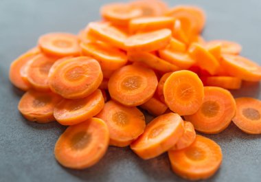 Masaya taze havuç dilimleri koyun..