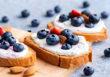 Böğürtlen krem peynirli tost, taze yaban mersini, kızarmış badem, bulanık popo.