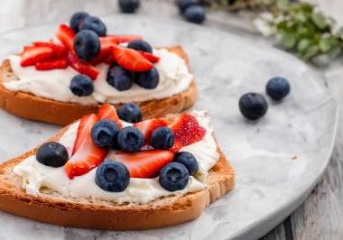 Böğürtlen krem peynirli tost, taze yaban mersini, kızarmış badem, bulanık popo.