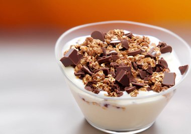 Çikolatalı yoğurt taneli tatlı, bulanık katlı...