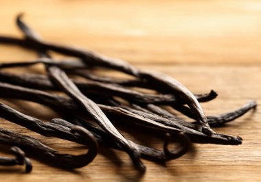 Kahverengi arka planda vanilya fasulyesini kapat, bulanıklaştır