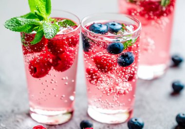 Nane, ahududu ve yaban mersinli maden suyu.