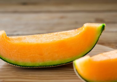 Masadaki kavun dilimlerini kapat, arka grubu bulanıklaştır.