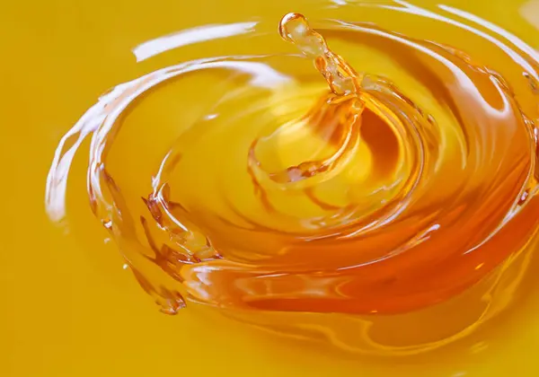 Yüzeyinde dalgalanmalar olan sarı su