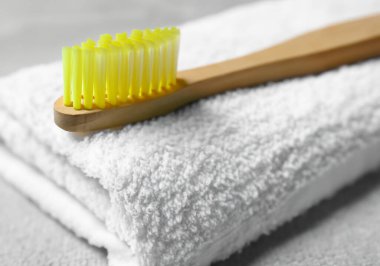 Kapalı ahşap diş fırçası ve towe