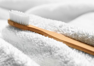 Kapalı ahşap diş fırçası ve towe