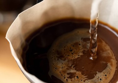 Damlaya damlaya damlaya kahve dökerek kapatır, bulanıklaşır.