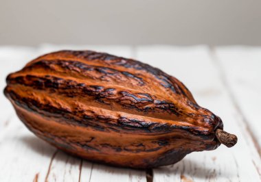 Kakao kabuğunu beyaz ahşap bir masanın üzerine kapat, arka plan bulanık