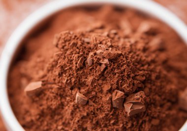 Kakao tozunu kaseye koy, bulanıklığı dağıt.