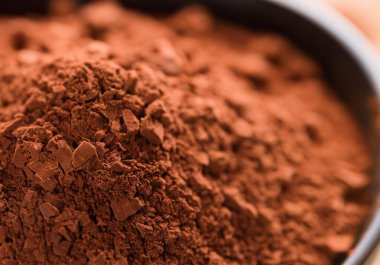 Kakao tozunu kaseye koy, bulanıklığı dağıt.