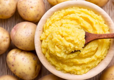 Yakından bakınca içi patates dolu ahşap kaşık görünüyor.