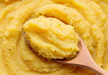 Yakından bakınca içi patates dolu ahşap kaşık görünüyor.