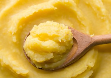 Yakından bakınca içi patates dolu ahşap kaşık görünüyor.