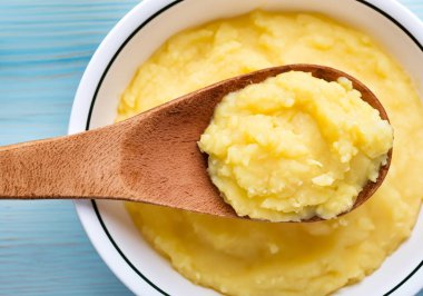 Yakından bakınca içi patates dolu ahşap kaşık görünüyor.