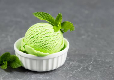 Yeşil çay, kibritli dondurma, gri taşlı bir sırtüstü.