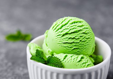 Yeşil çay, kibritli dondurma, gri taşlı bir sırtüstü.