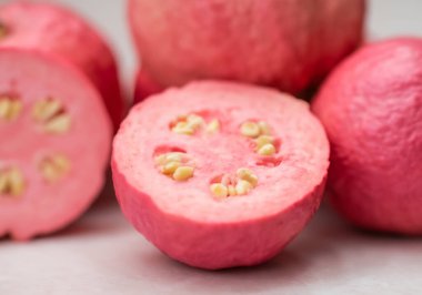 Taze pembe guava, bulanık arka gruplama