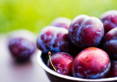 Olgun erikler bir kasede, bulanık sırıtış