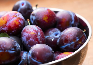 Olgun erikler bir kasede, bulanık sırıtış