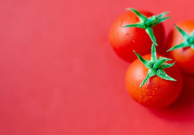 Kırmızı arka planda kırmızı domatesler, bulanık arkaplan
