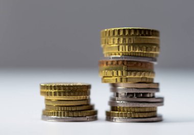 Beyaz arka grubunda farklı yükseklikleri olan bozuk paralar