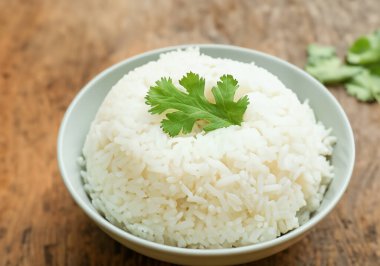 Sıcak pilav kasede, yemek sancağında.