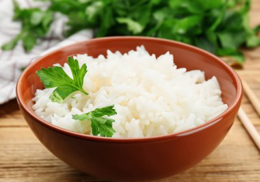 Sıcak pilav kasede, yemek sancağında.