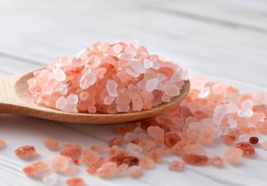 Ahşap kaşıkta pembe himalaya tuzu, yiyecek konsepti