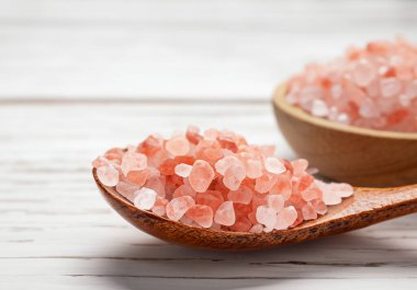 Ahşap kaşıkta pembe himalaya tuzu, yiyecek konsepti