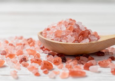 Ahşap kaşıkta pembe himalaya tuzu, yiyecek konsepti