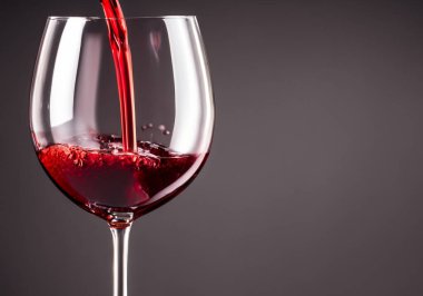 Kırmızı şarap kadehinde siyah bir sırtüstü