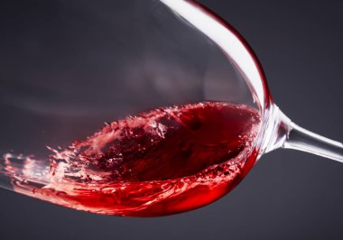 Kırmızı şarap kadehinde siyah bir sırtüstü