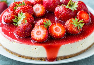 Çilekli leziz peynirli keki kapatıyoruz.