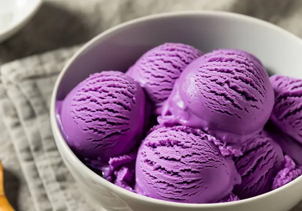 stock image Close up Purple sweet potato Ice Cream in a Bowl, blur backgroun