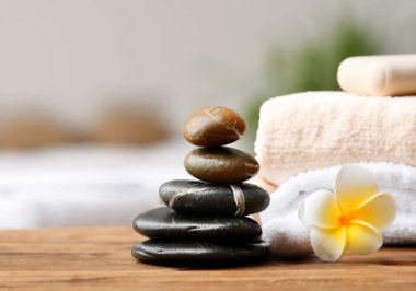 Spa için masaj taşları yığını, yakın çekim.