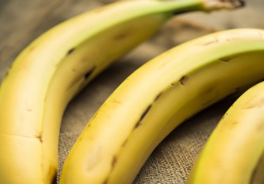 Taze çiğ organik muz paketini kapatın.