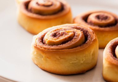 Taze ev yapımı tarçın rulosunu kapat