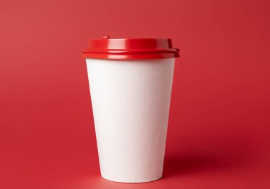 Kırmızı arka planda sıcak içecekler için kağıt bardak.