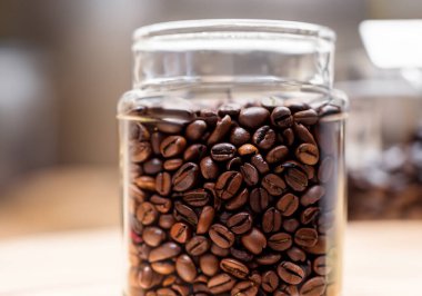 Taze kavrulmuş kahve çekirdekleri cam kavanozda