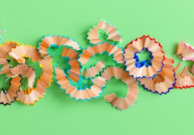 Renkli kalemlerin talaşlarını kapat