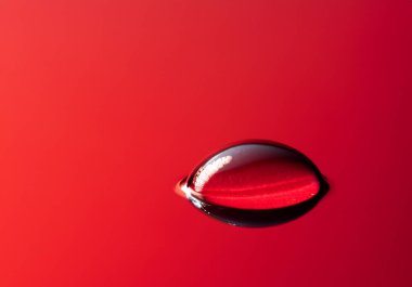 Kırmızı arka gruba karşı su damlasını kapat