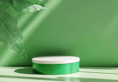 Yeşil, yuvarlak bir podyum. Duvarda güneş ışığı ve yaprak gölgeleri var.