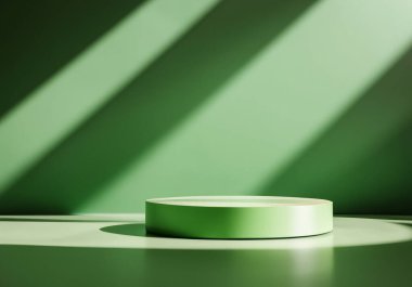 Yeşil, yuvarlak bir podyum. Duvarda güneş ışığı ve yaprak gölgeleri var.