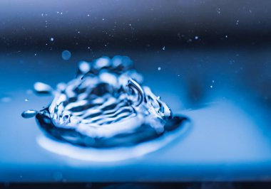 Yüzeydeki dalgalara su damlası