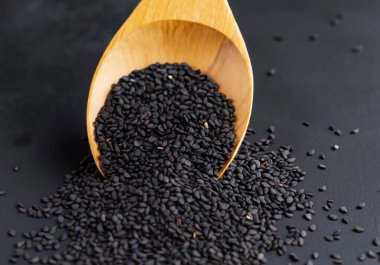 Siyah susam tohumlarını kapatın.