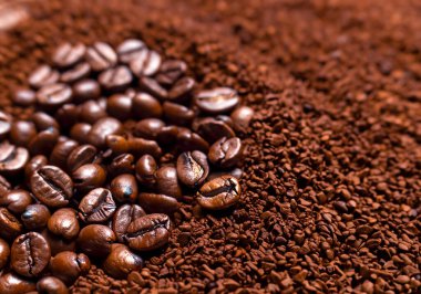 Ground Coffee Ripple Backgroun 'da kahve çekirdeği.