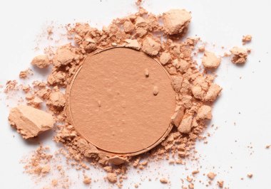 Yüz pudrasını kapat. Beyaz sırtüstü uzan.