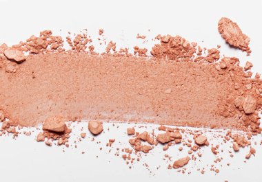 Yüz pudrasını kapat. Beyaz sırtüstü uzan.