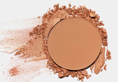 Yüz pudrasını kapat. Beyaz sırtüstü uzan.