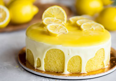 Limon dilimleriyle kaplı limonlu kek, bulanık bir arka grup.